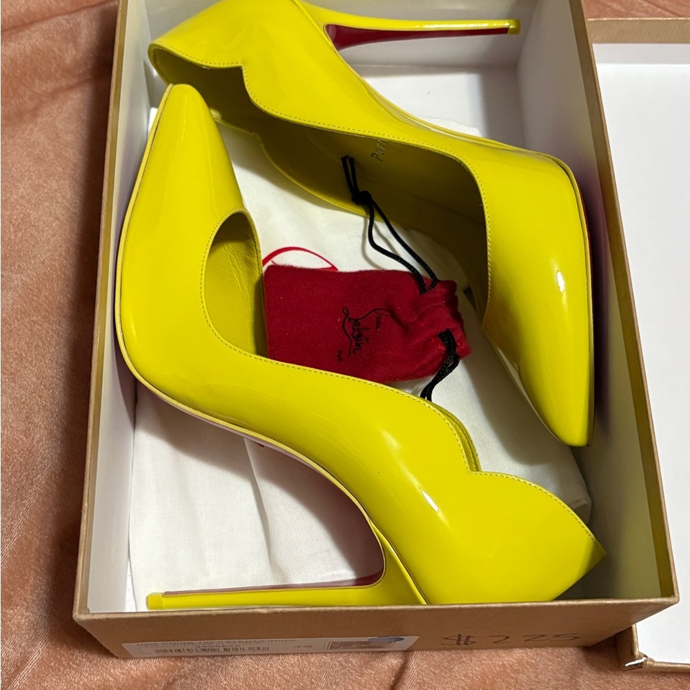 Christian Louboutin Hot Chick size 39 Neon Yellow Heels
